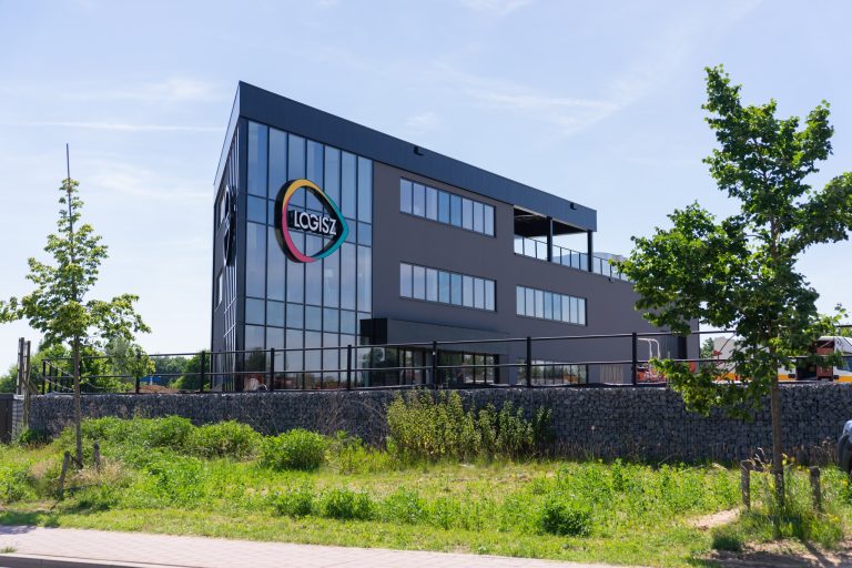 LOGISZ reclamebureau Doetinchem gevelbelettering