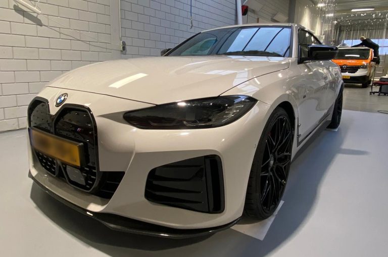 BMW i4 M40 gewrapt in glanzend Porsche-grijs bij M&J Design in Zelhem