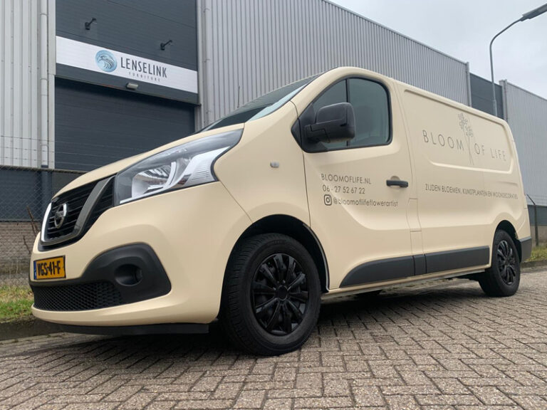 BLoom of Life autobelettering Nissan schuin voor