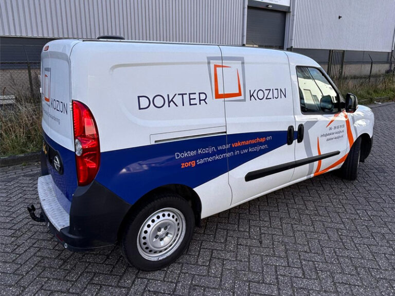 Dokter Kozijn autobelettering Opel Combo schuin achter passagierszijde