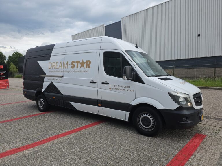 Dream-Star Mercedes Sprinter autobelettering schuin voor passagierszijde